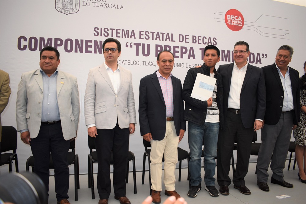 Entregan beca “Tú prepa terminada” a 650 jóvenes de Zacatelco